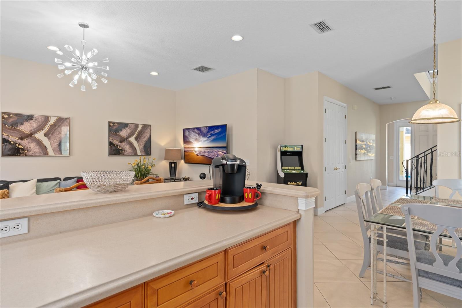 Image 17 of 71 For 1529 Euston Drive