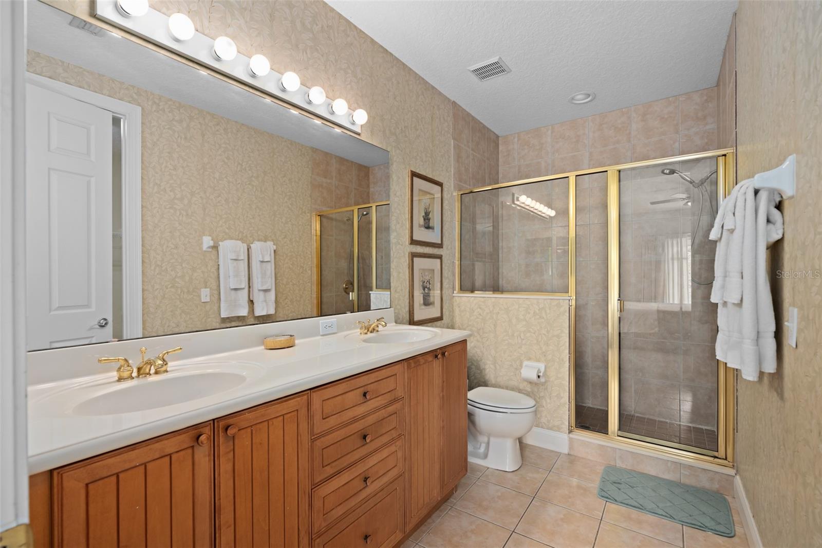 Image 36 of 71 For 1529 Euston Drive
