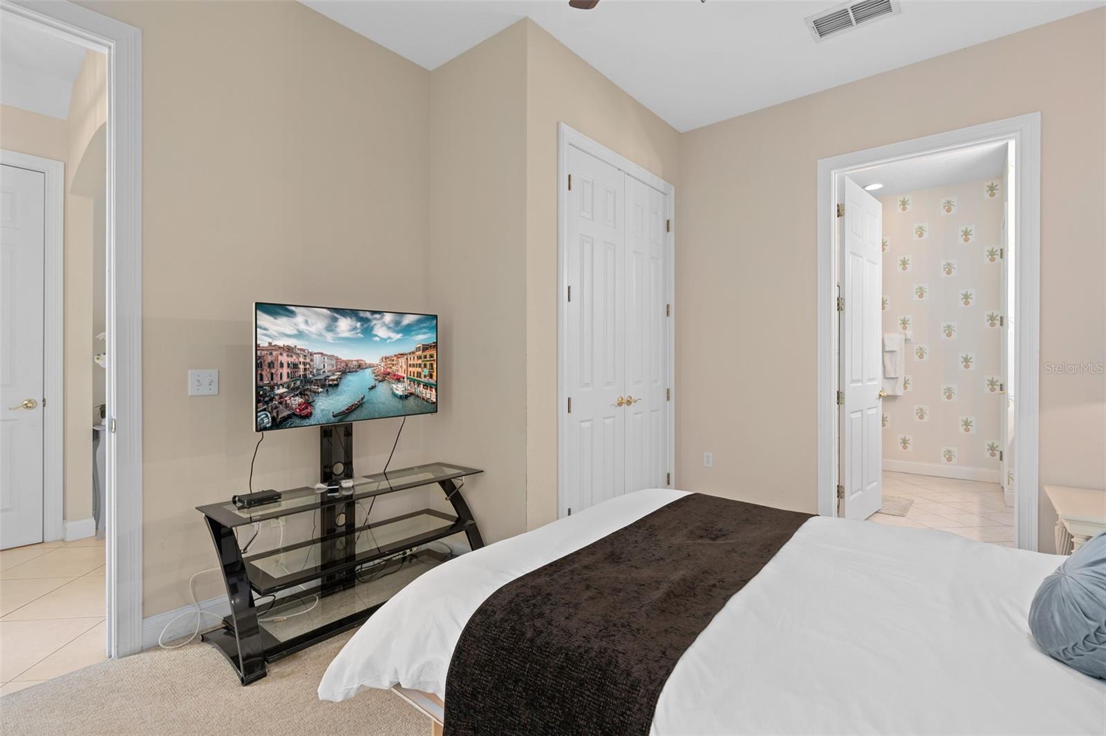 Image 9 of 71 For 1529 Euston Drive