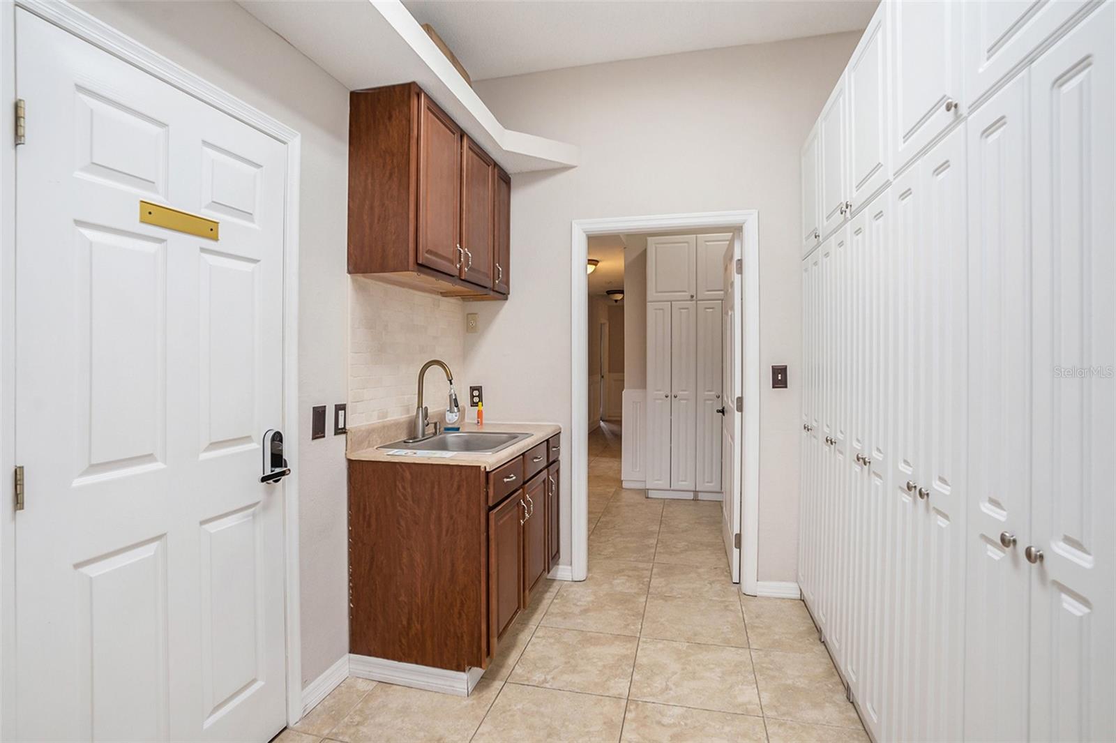Listing photo id 13 for 329 Pauls Drive 101