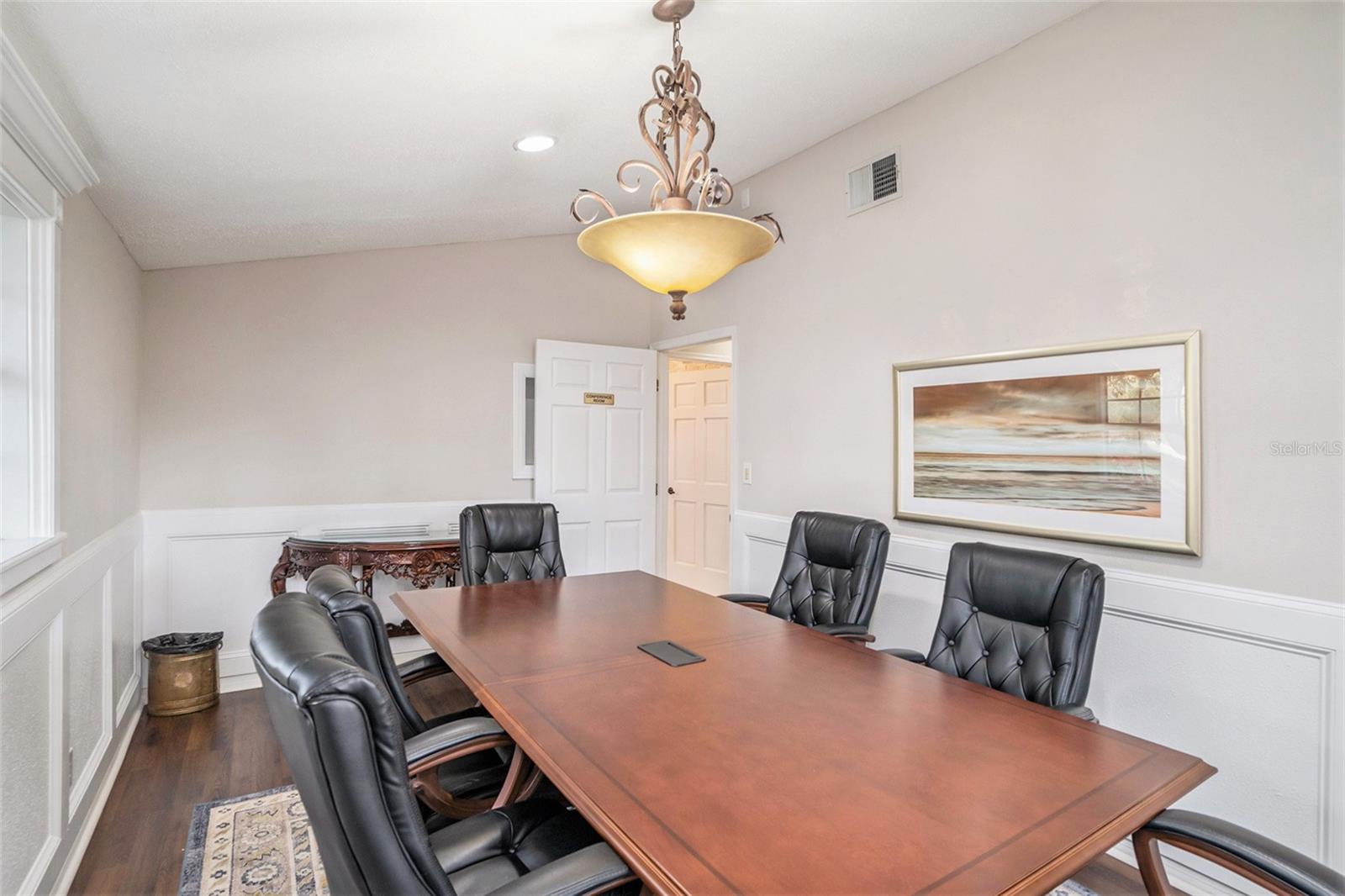 Listing photo id 6 for 329 Pauls Drive 101