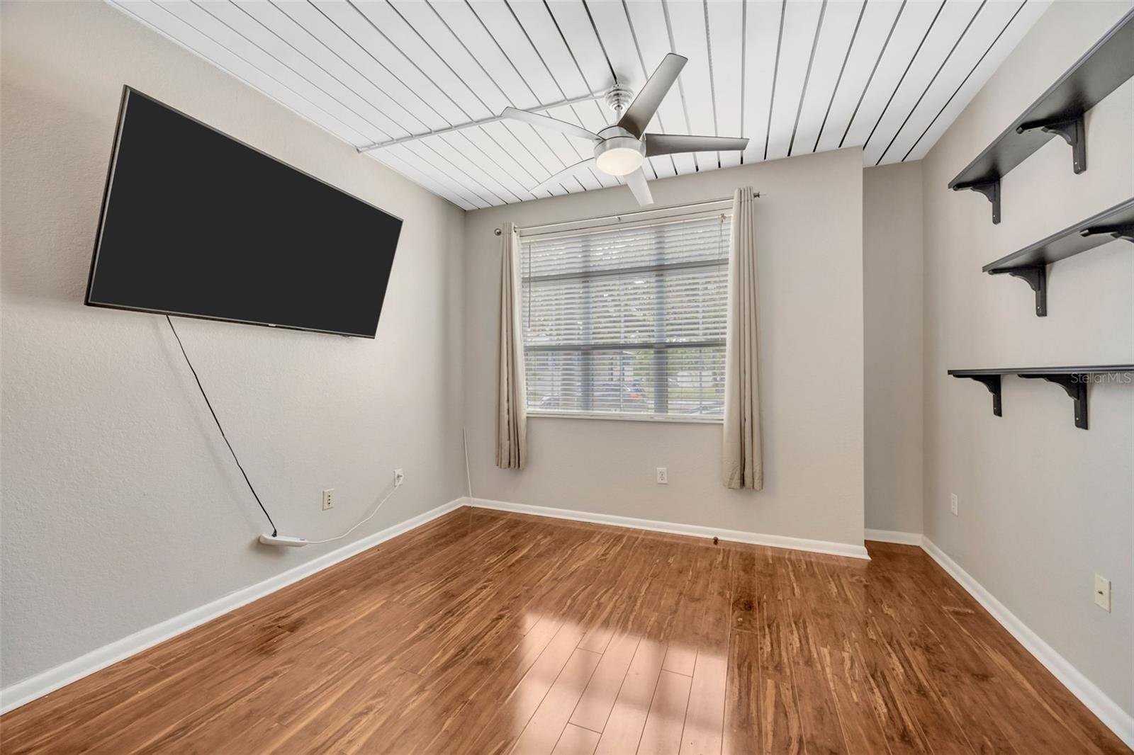 Image 18 of 40 For 2320 Azeele Street 317
