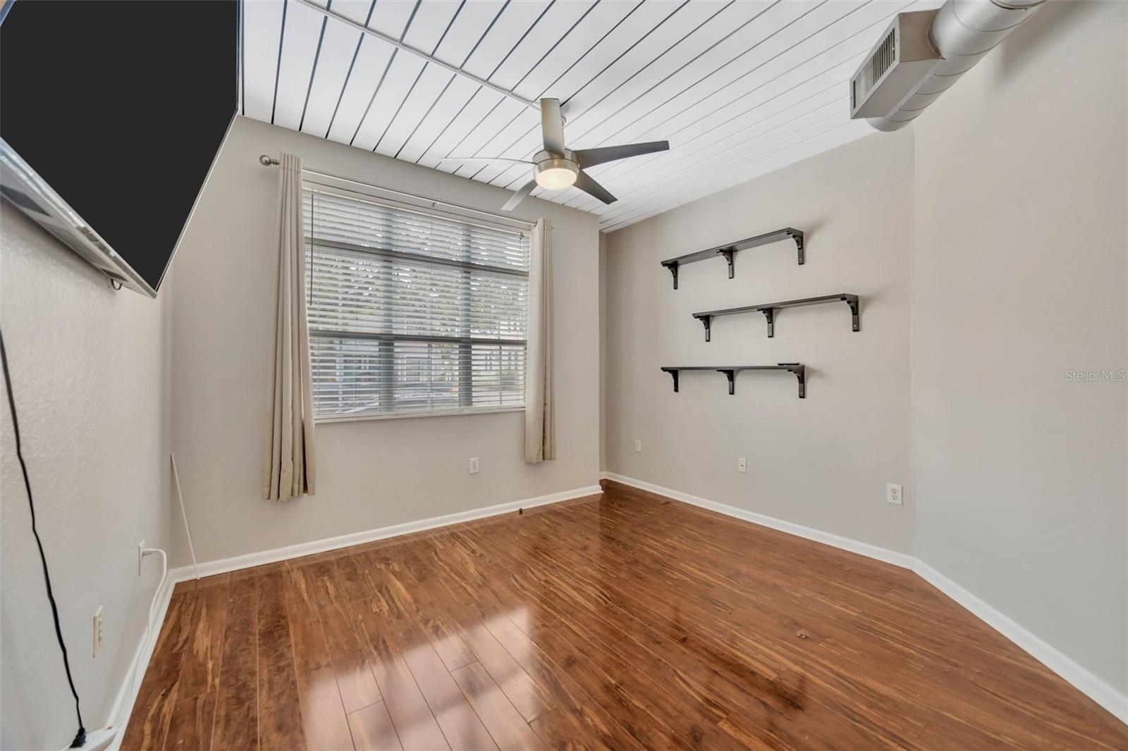 Image 19 of 40 For 2320 Azeele Street 317