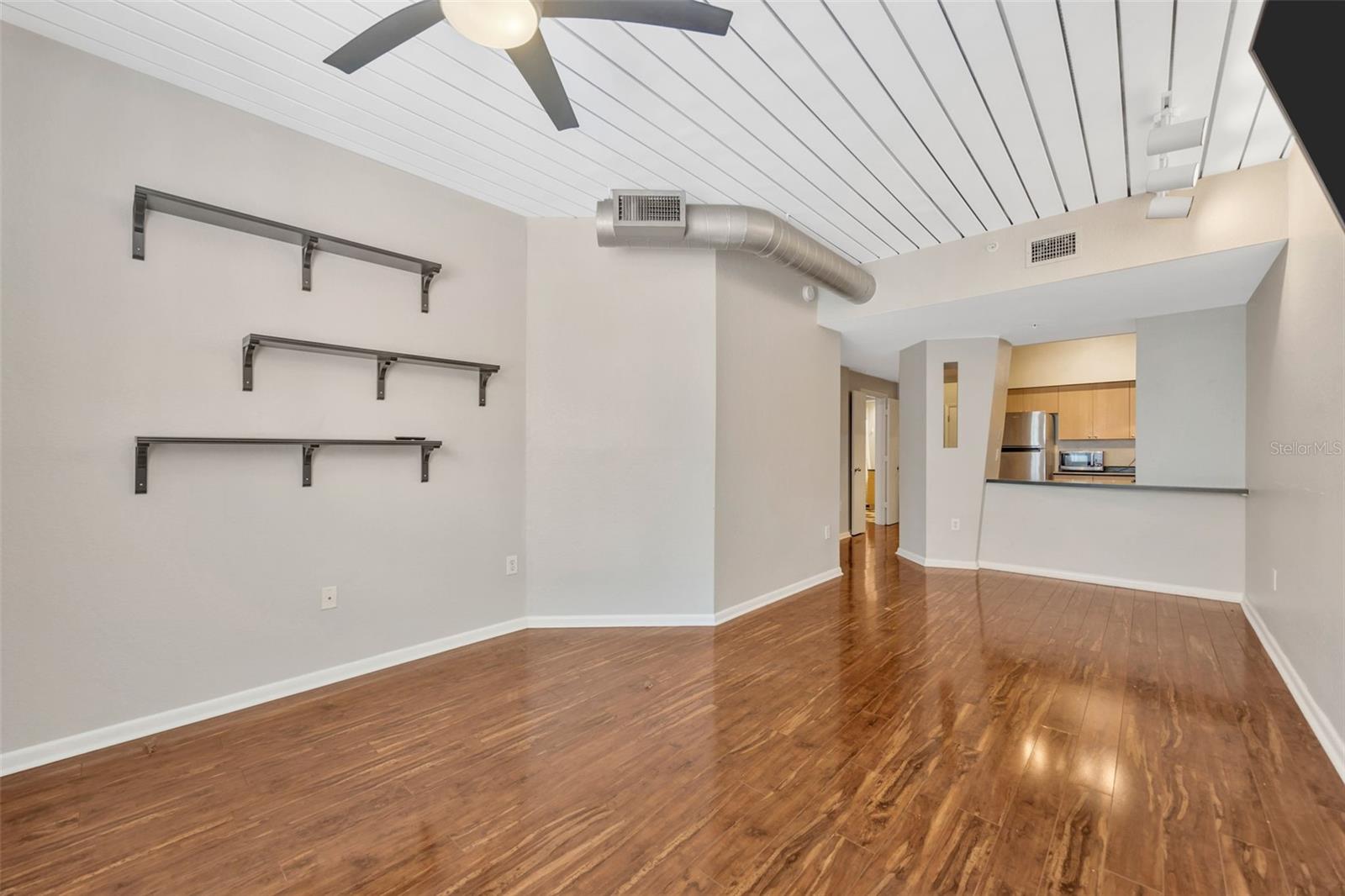 Image 20 of 40 For 2320 Azeele Street 317