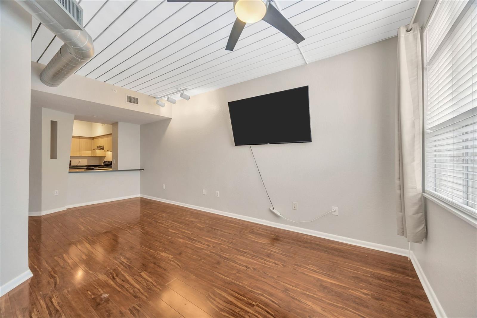 Image 21 of 40 For 2320 Azeele Street 317