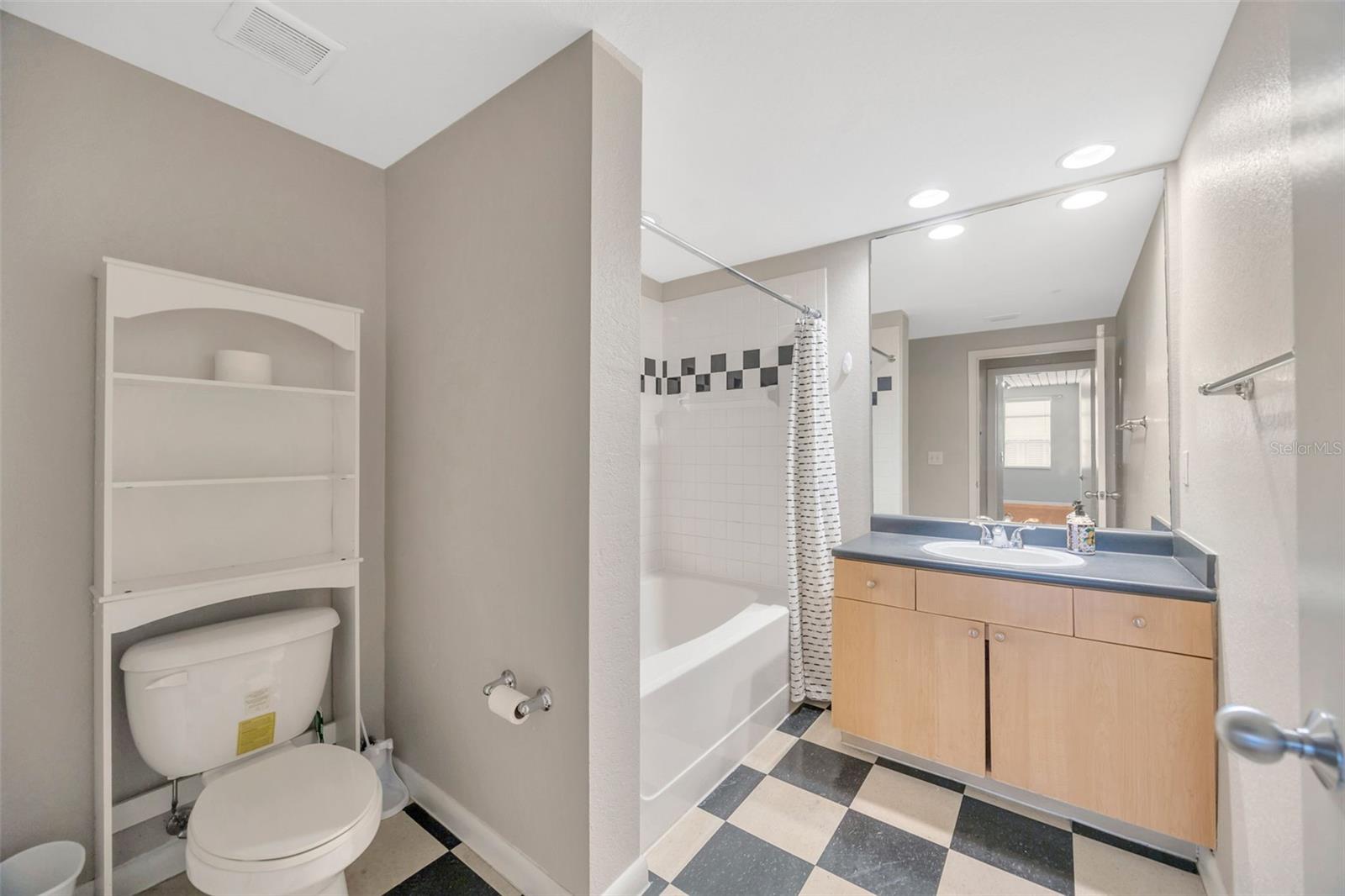 Image 24 of 40 For 2320 Azeele Street 317
