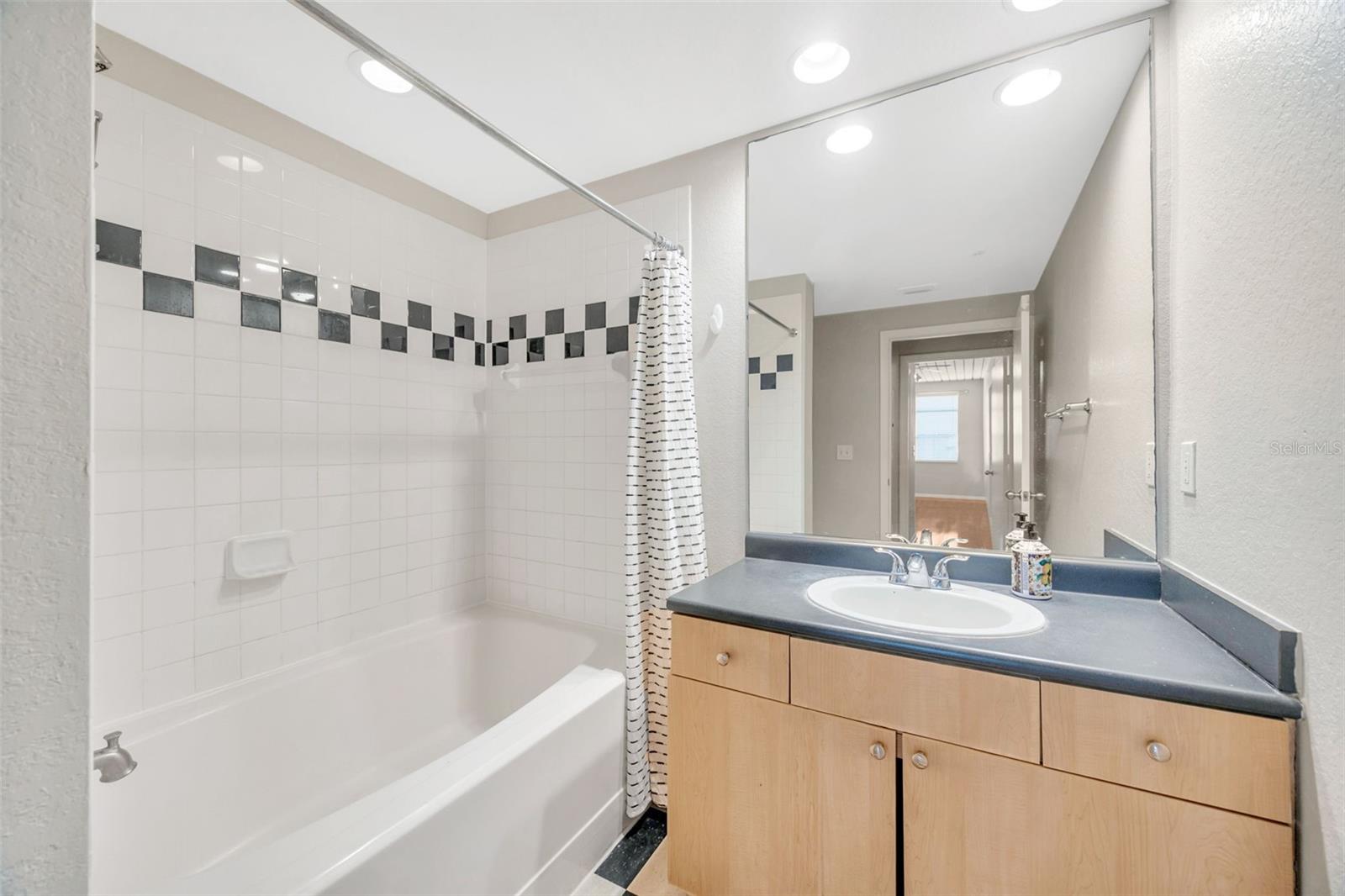 Image 25 of 40 For 2320 Azeele Street 317