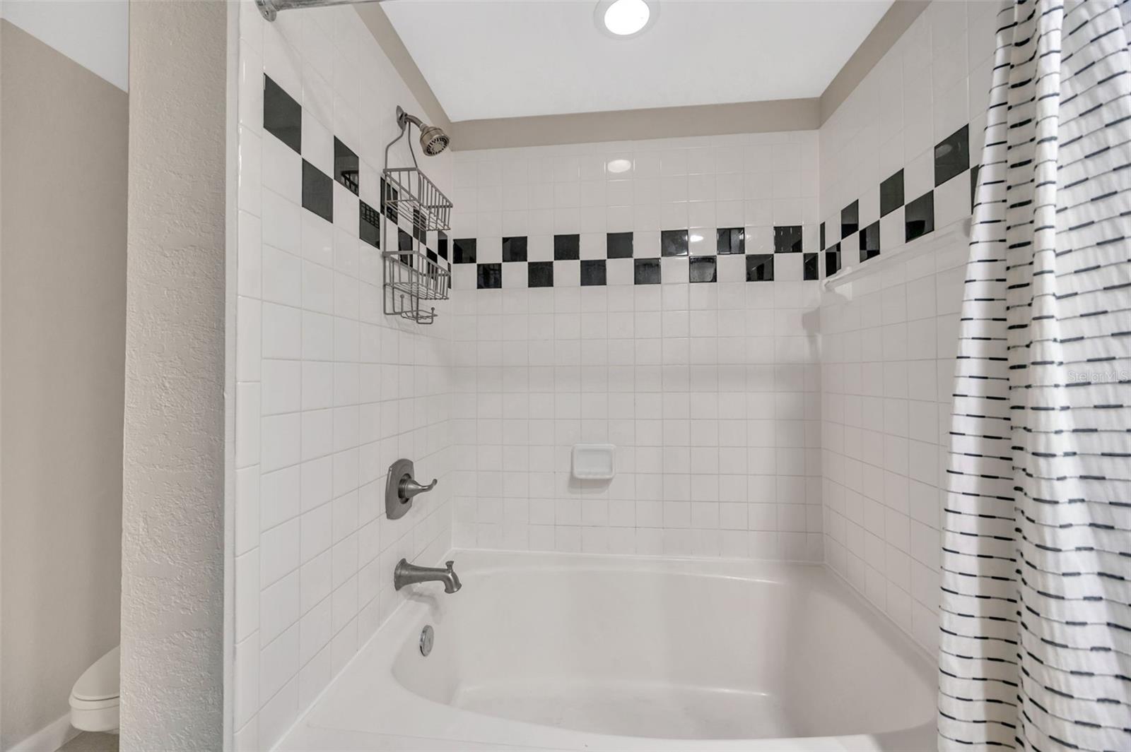 Image 26 of 40 For 2320 Azeele Street 317