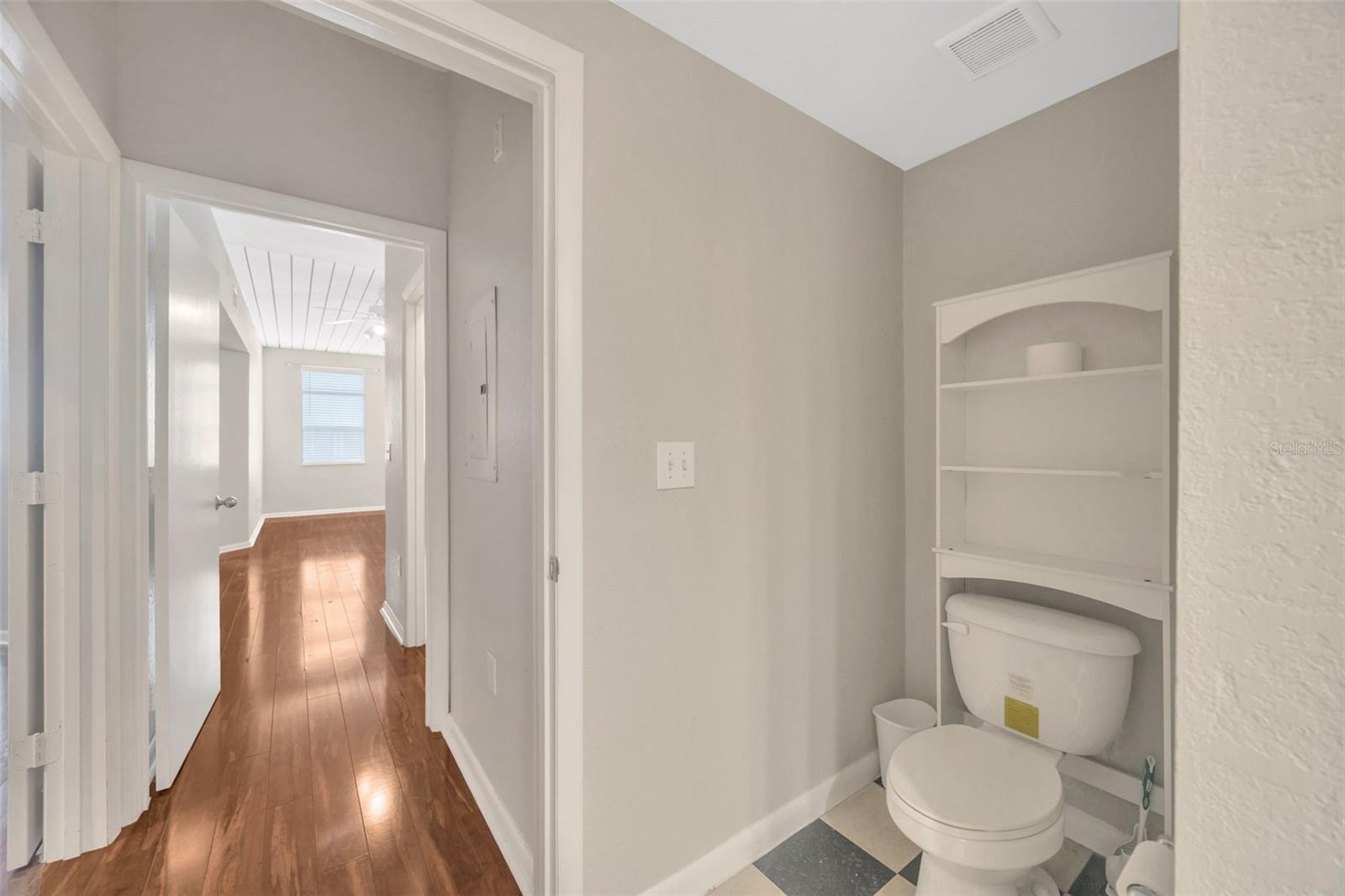 Image 27 of 40 For 2320 Azeele Street 317