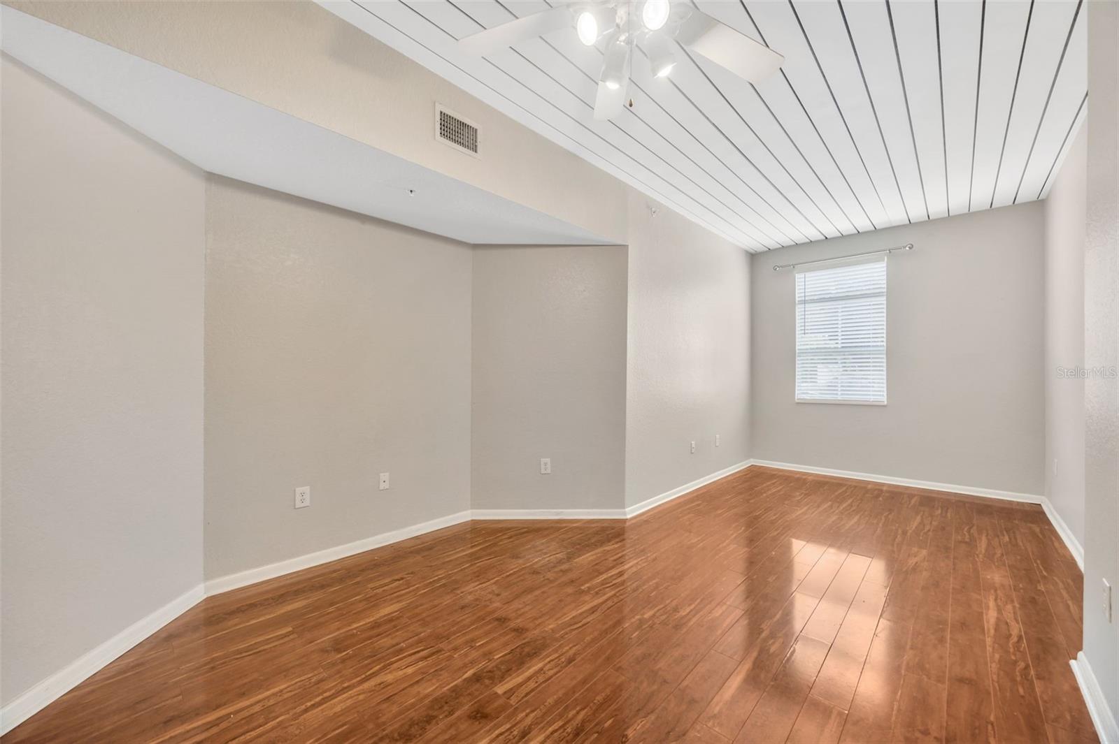 Image 31 of 40 For 2320 Azeele Street 317
