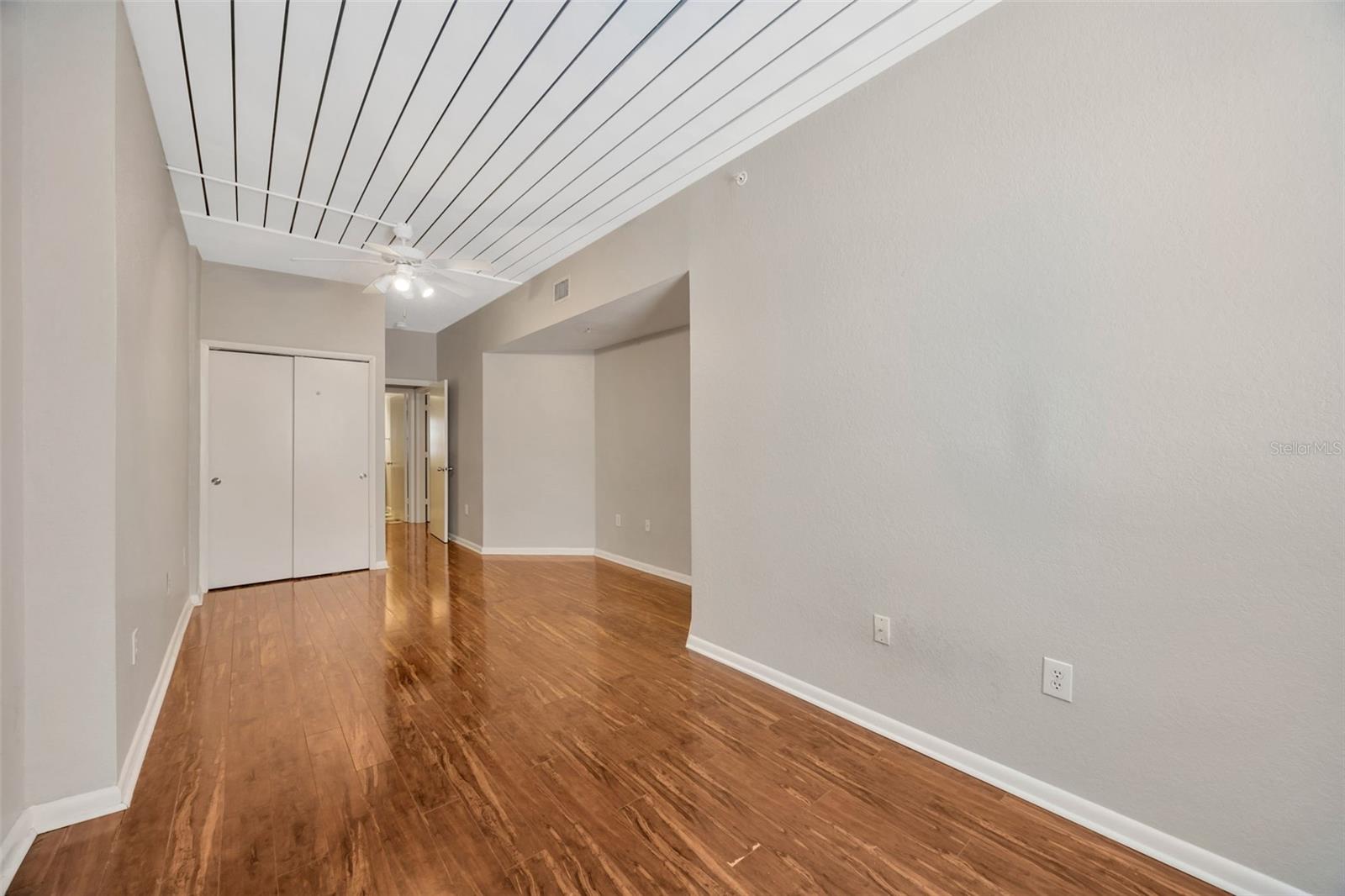 Image 34 of 40 For 2320 Azeele Street 317