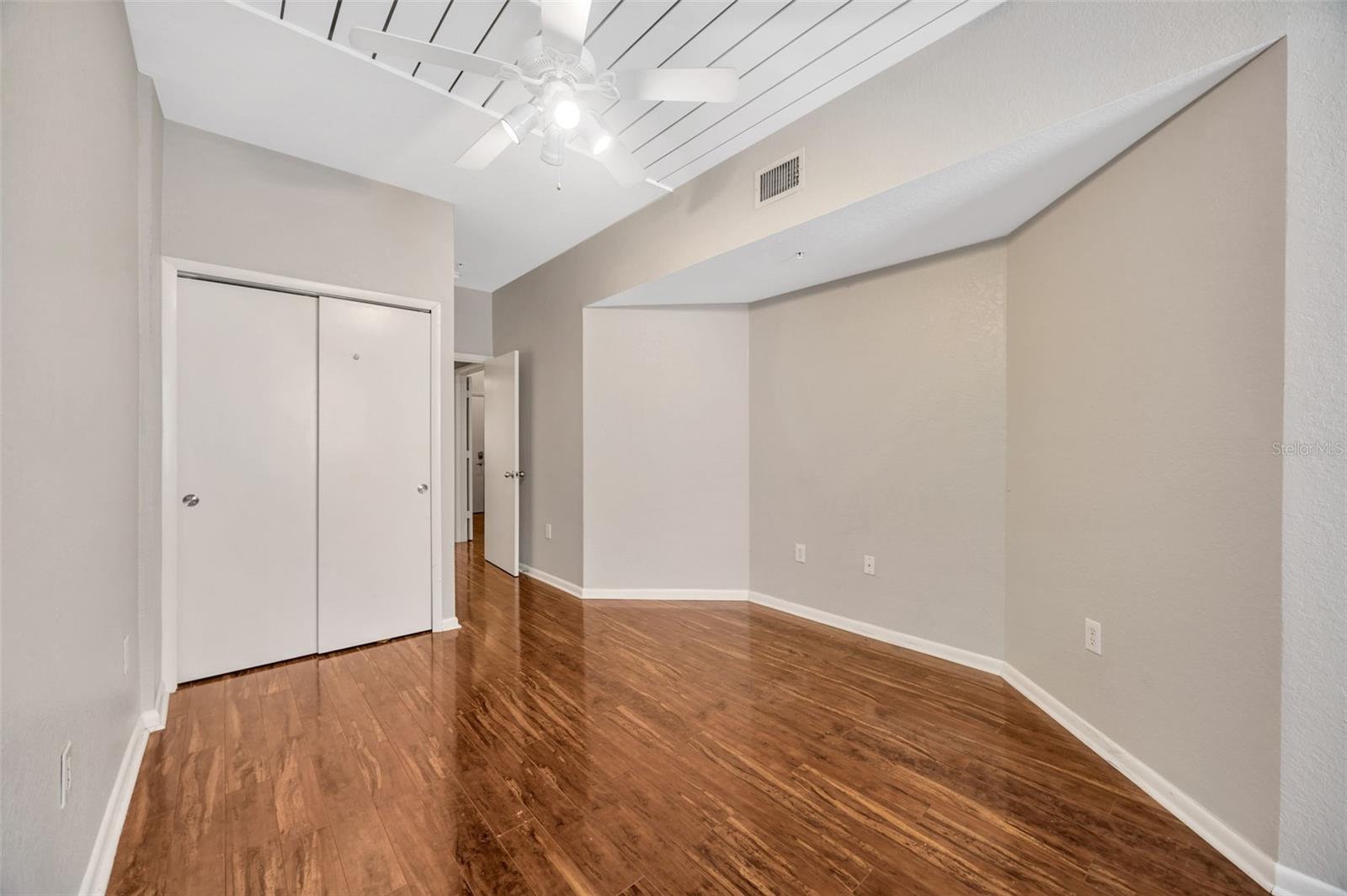 Image 35 of 40 For 2320 Azeele Street 317
