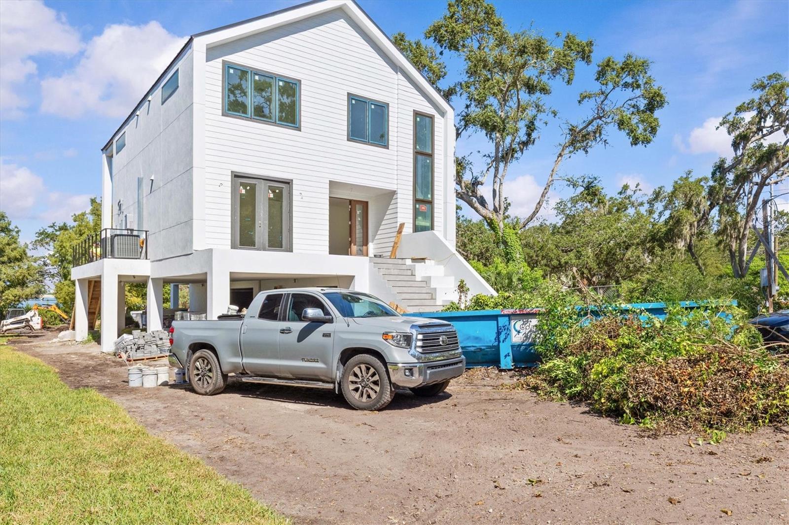 Listing photo id 11 for 1874 Stevenson Avenue