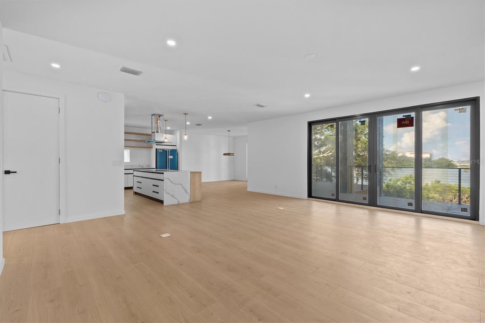 Listing photo id 21 for 1874 Stevenson Avenue
