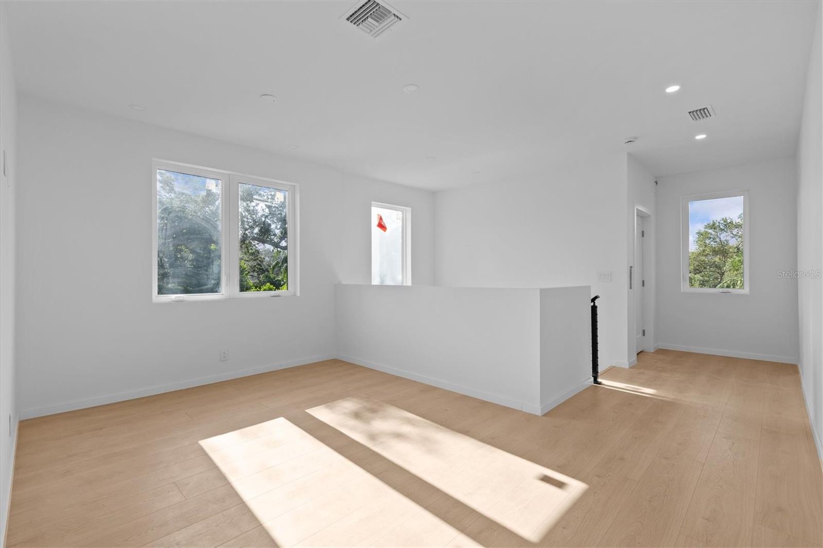 Listing photo id 27 for 1874 Stevenson Avenue