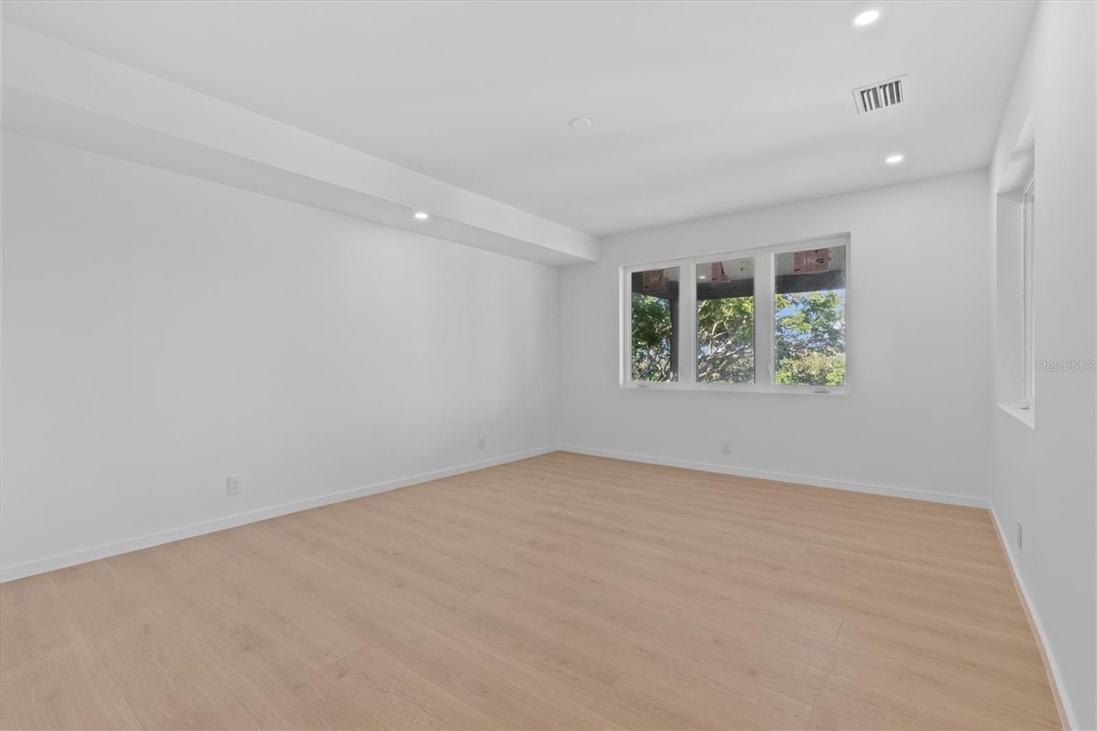 Listing photo id 28 for 1874 Stevenson Avenue