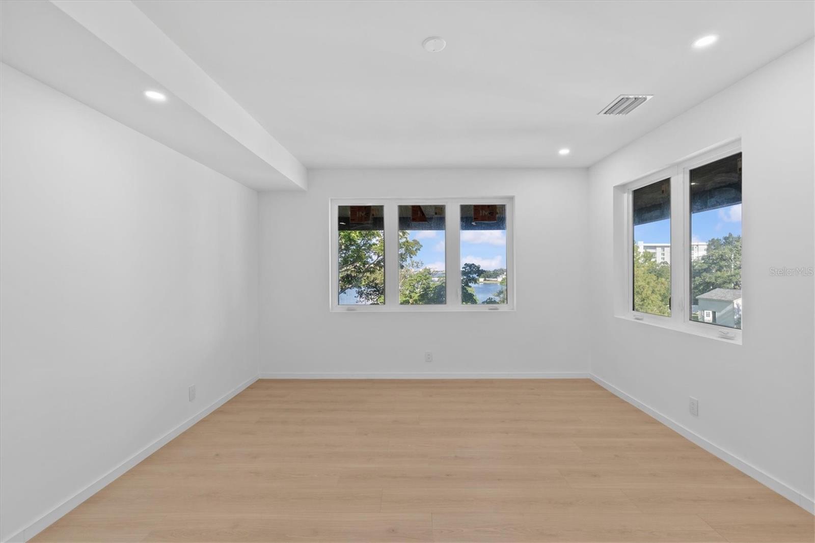 Listing photo id 29 for 1874 Stevenson Avenue