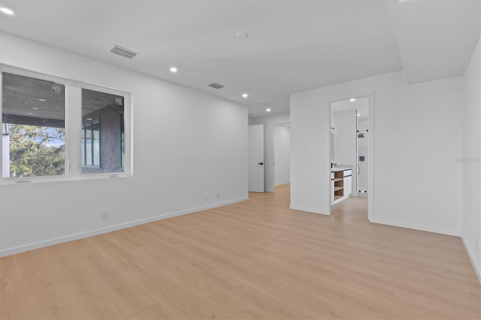 Listing photo id 30 for 1874 Stevenson Avenue