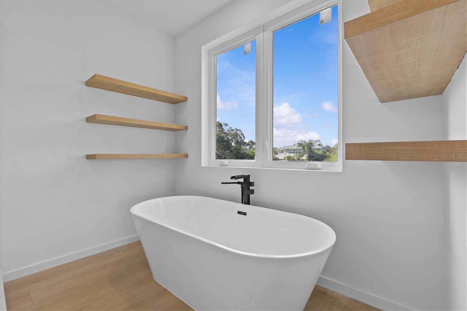 Listing photo id 32 for 1874 Stevenson Avenue