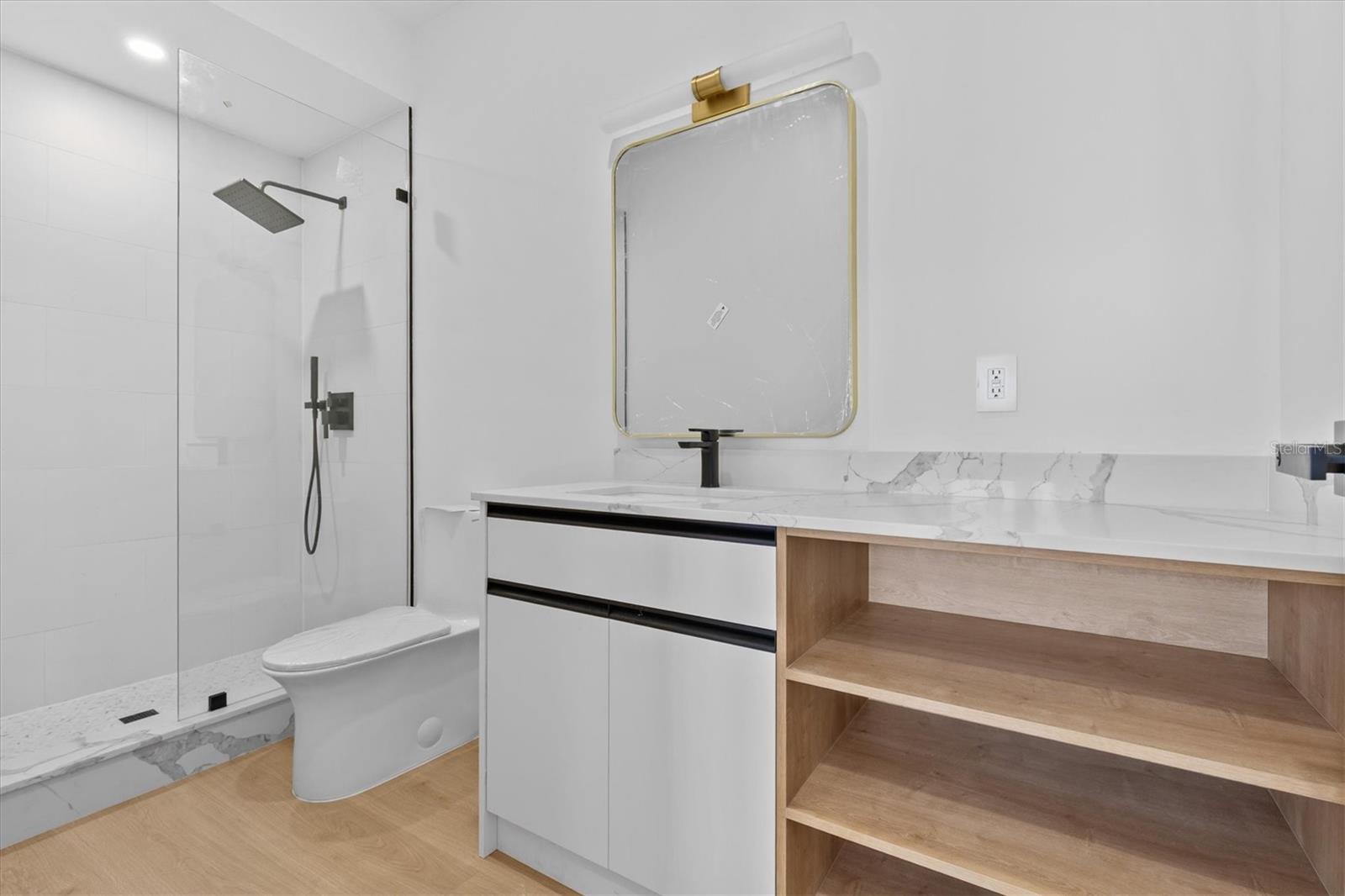 Listing photo id 38 for 1874 Stevenson Avenue