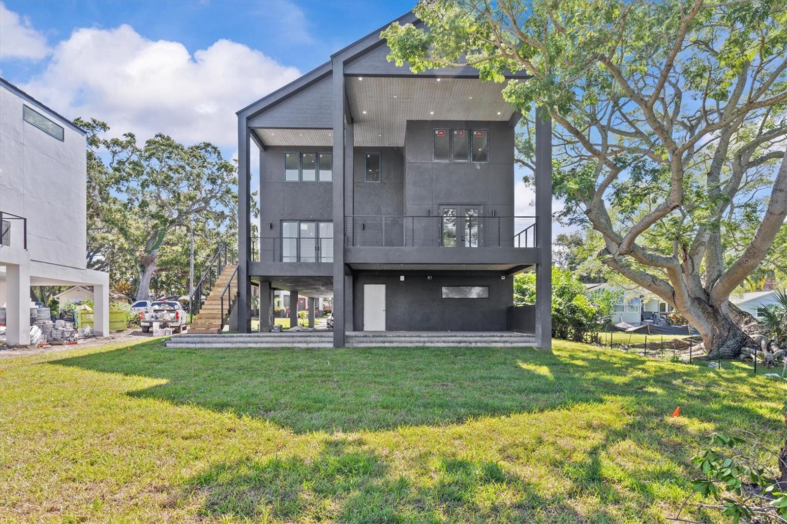 Listing photo id 49 for 1874 Stevenson Avenue