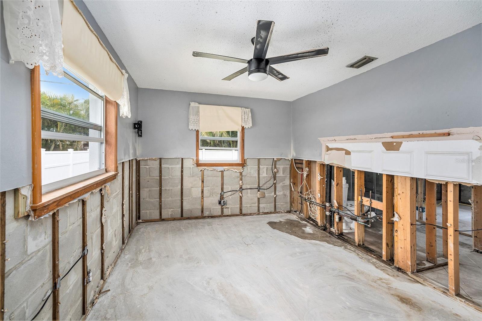 Listing photo id 12 for 1819 Shore Acres Boulevard Ne