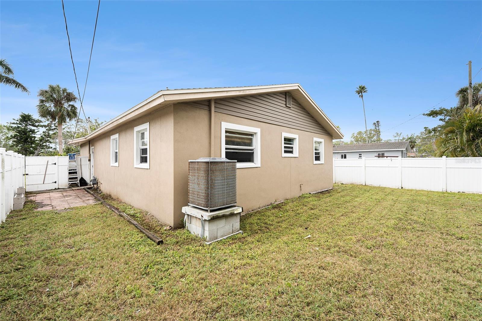 Listing photo id 26 for 1819 Shore Acres Boulevard Ne