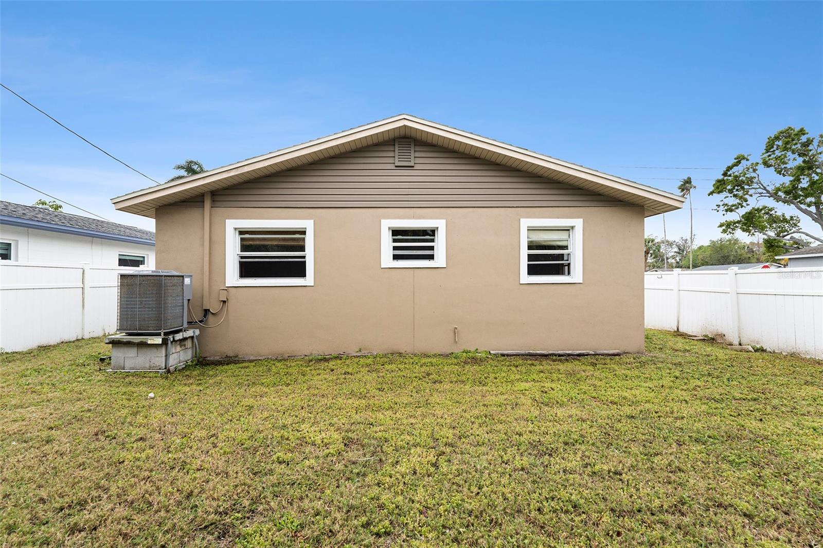 Listing photo id 27 for 1819 Shore Acres Boulevard Ne