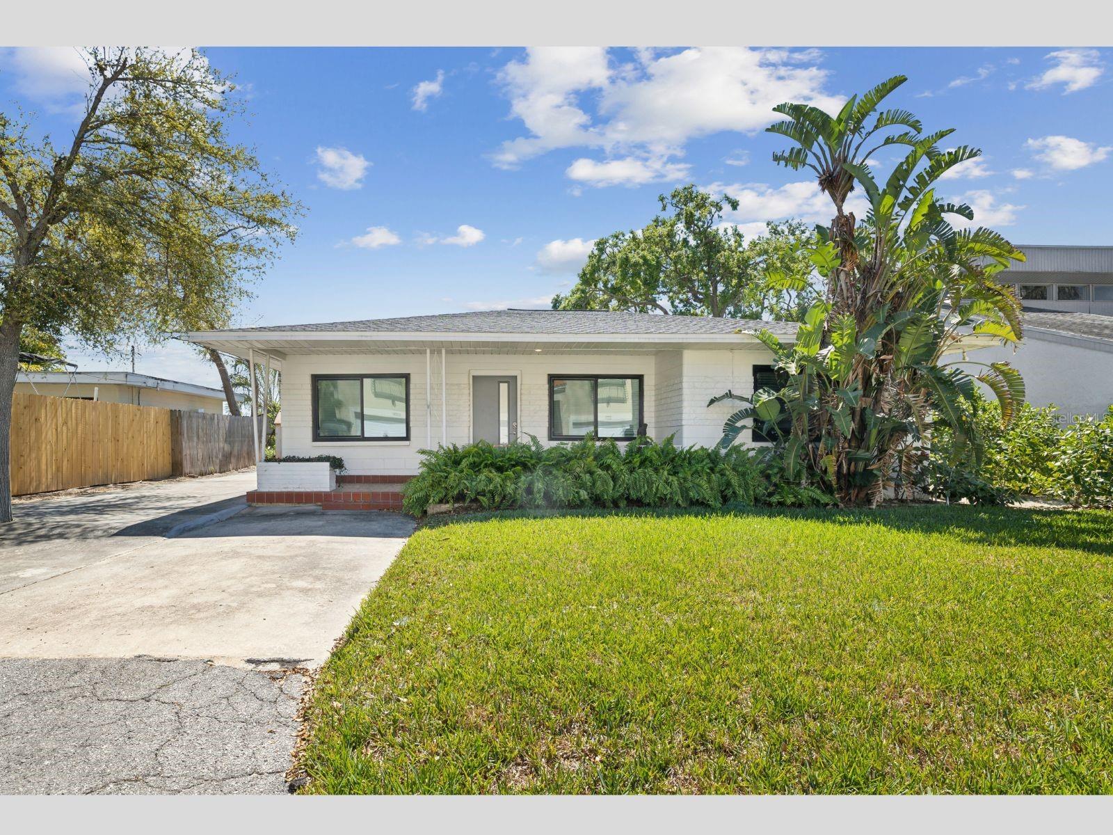 Listing photo id 5 for 4834 Flamingo Road