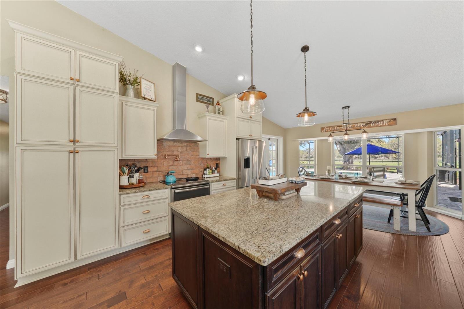 Listing photo id 5 for 808 Old Welcome Road
