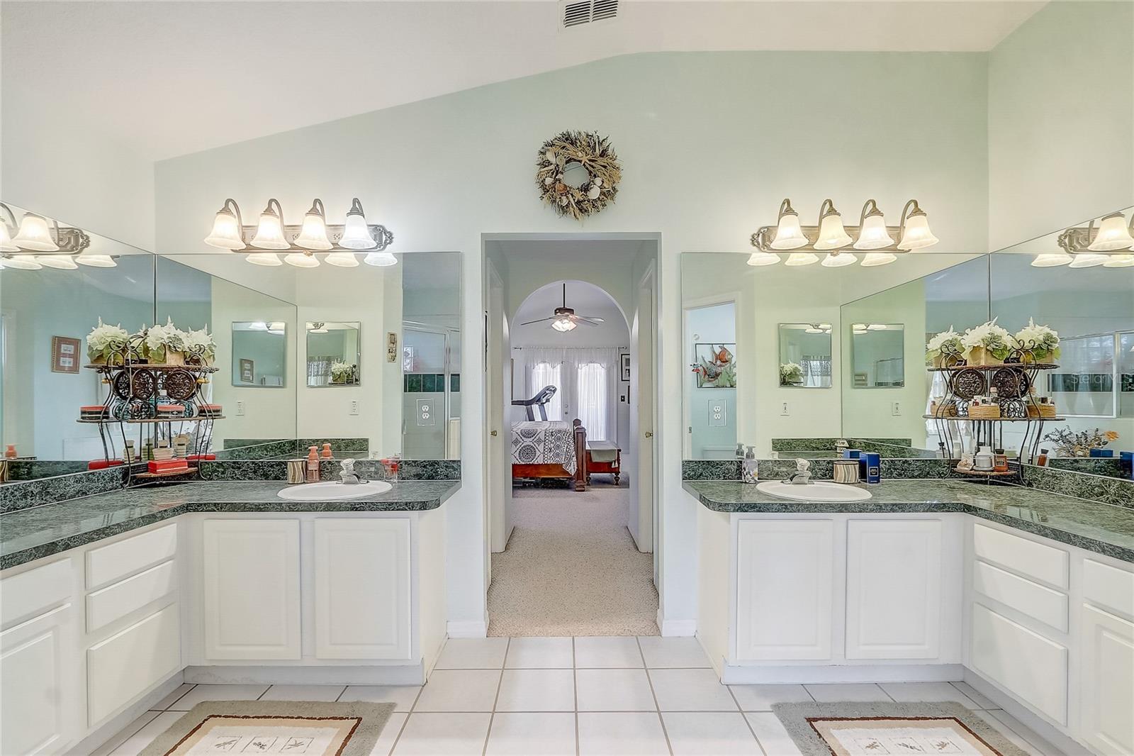 Image 21 of 40 For 10837 Versailles Boulevard