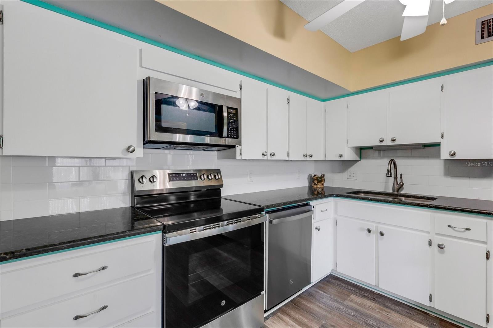 Image 14 of 56 For 2401 Ecuadorian Way 57