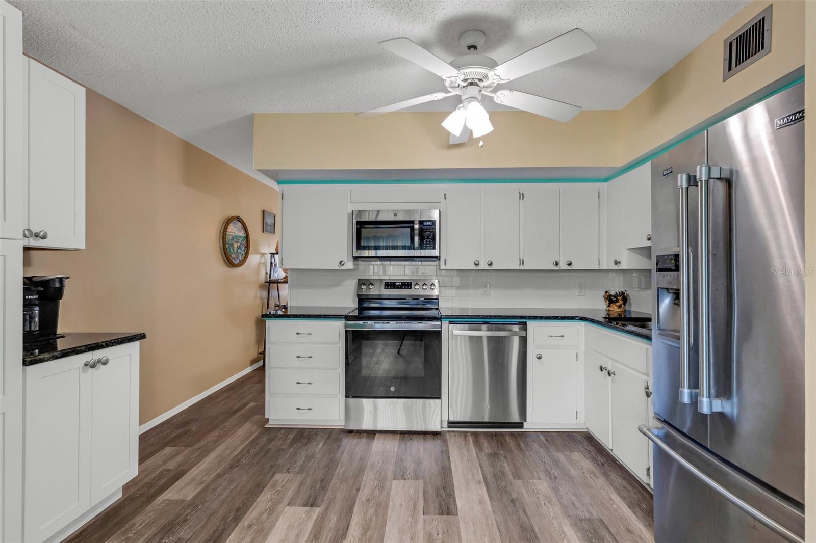 Image 17 of 56 For 2401 Ecuadorian Way 57