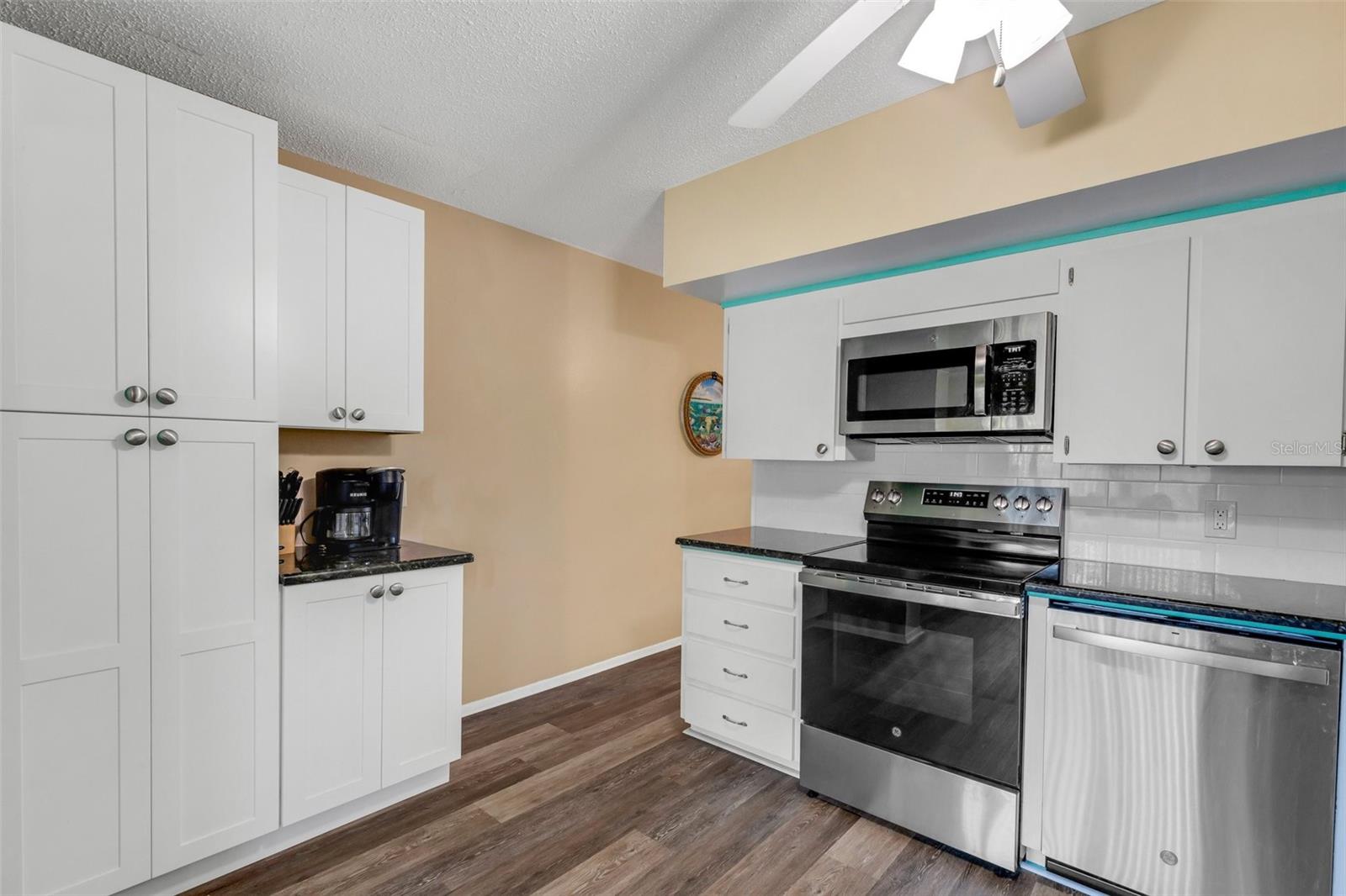 Image 18 of 56 For 2401 Ecuadorian Way 57