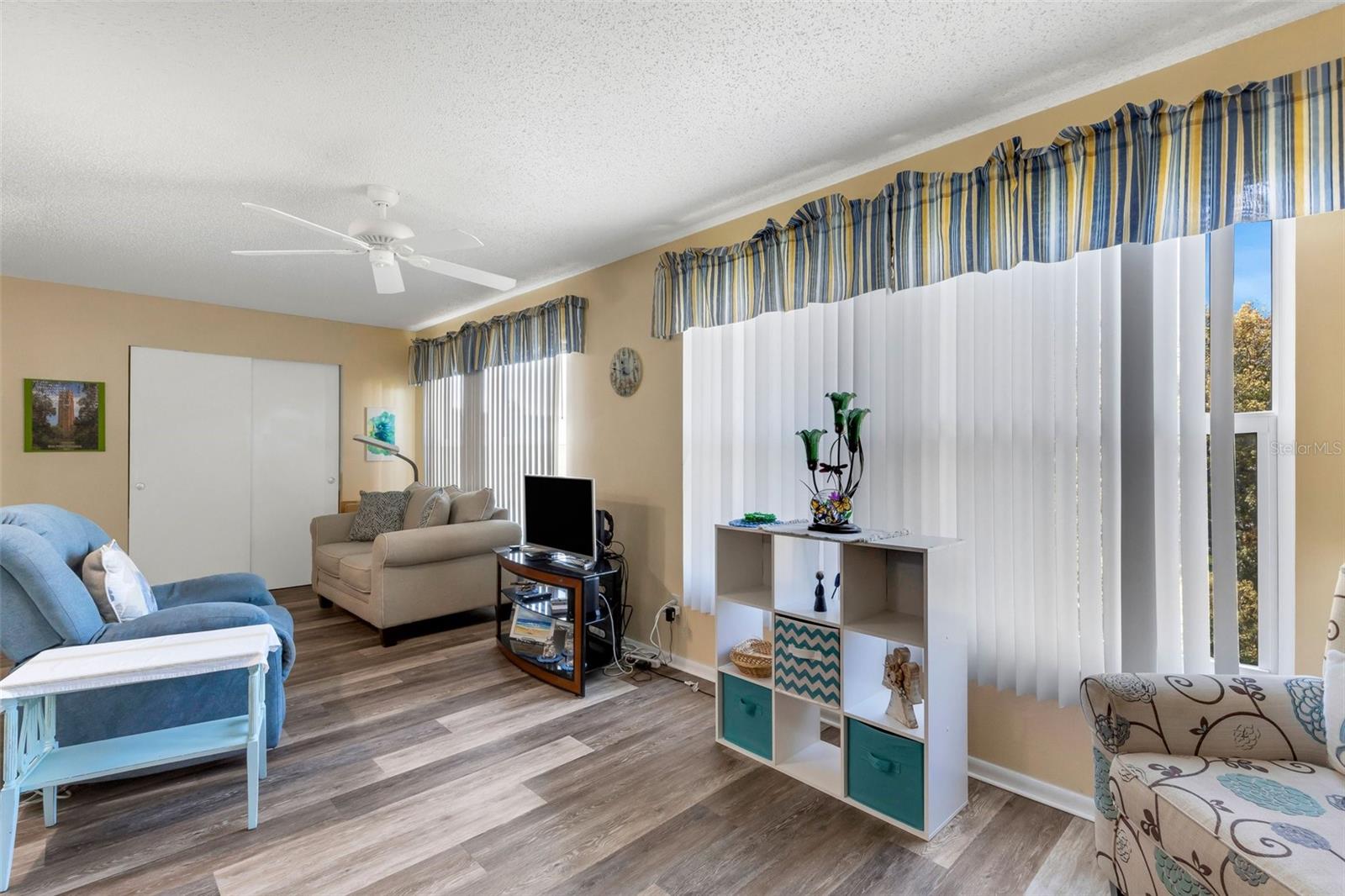 Image 20 of 56 For 2401 Ecuadorian Way 57