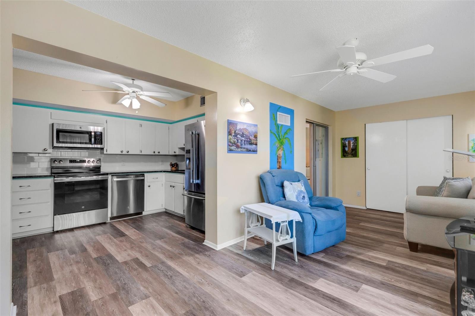Image 21 of 56 For 2401 Ecuadorian Way 57