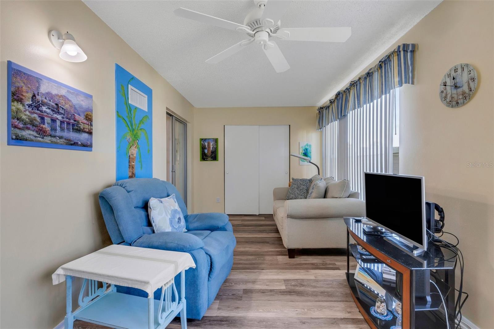 Image 22 of 56 For 2401 Ecuadorian Way 57