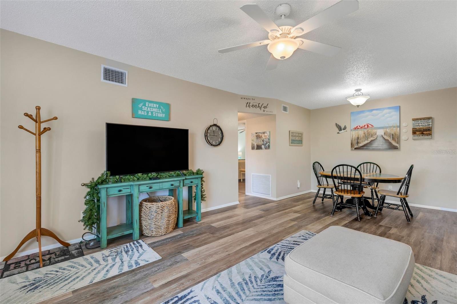 Image 8 of 56 For 2401 Ecuadorian Way 57