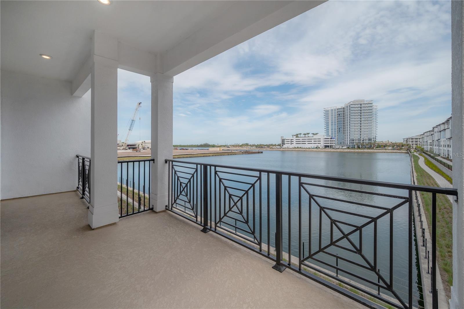 Listing photo id 34 for 5351 Bridge Street 99