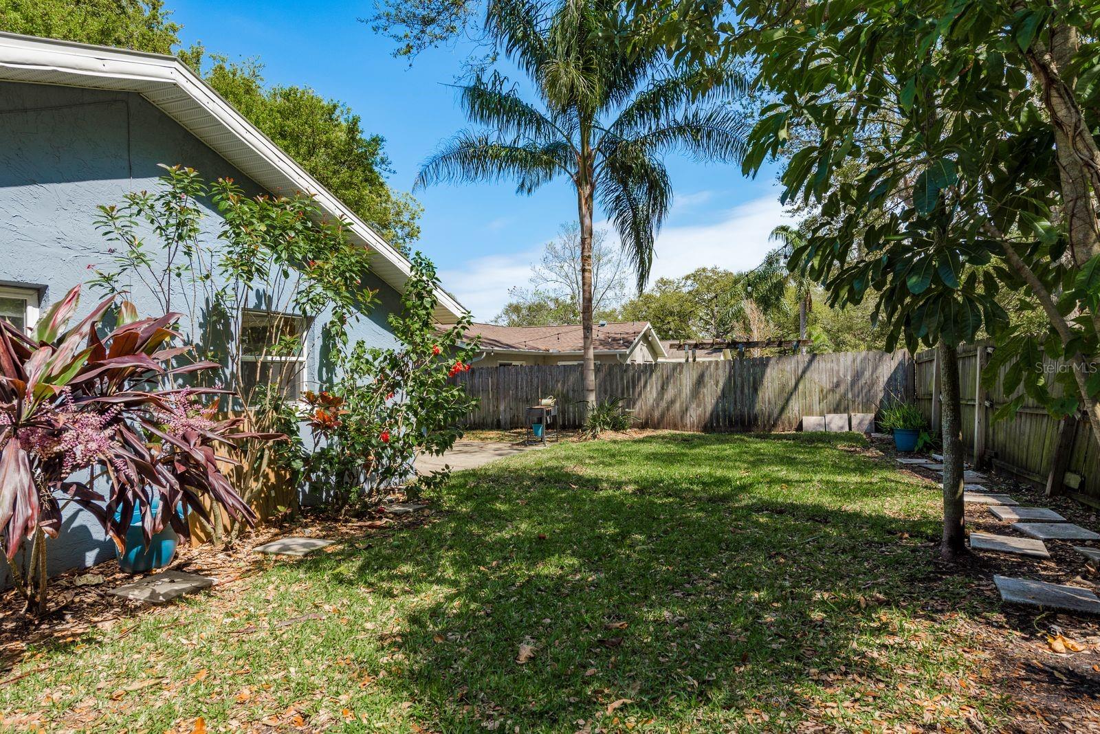 Listing photo id 24 for 1721 Sutton Place