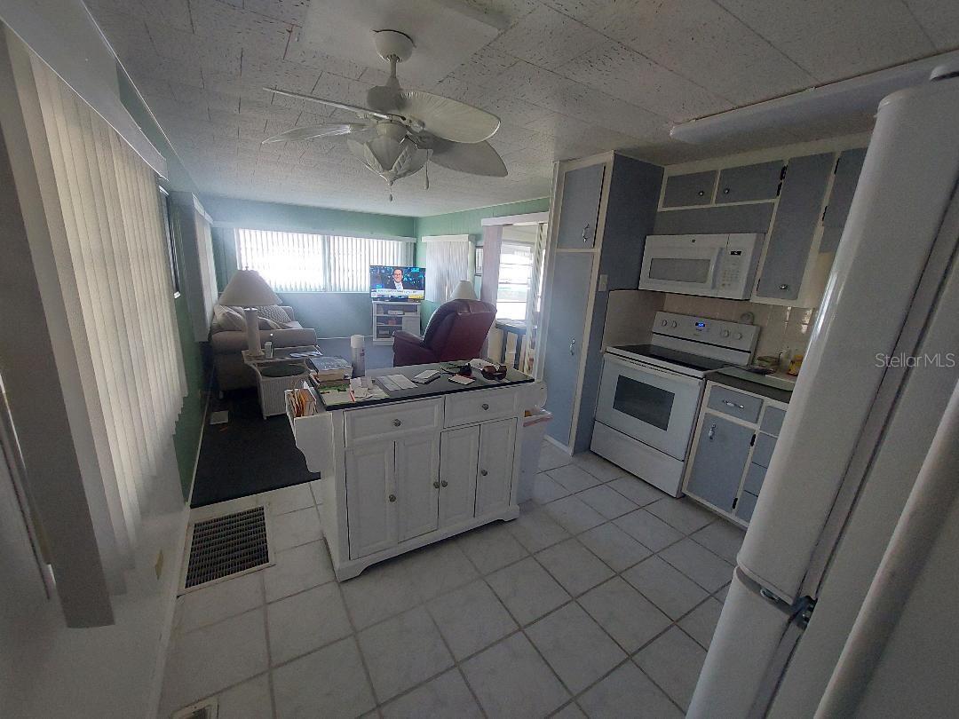 Listing photo id 3 for 46 Washington Court 28
