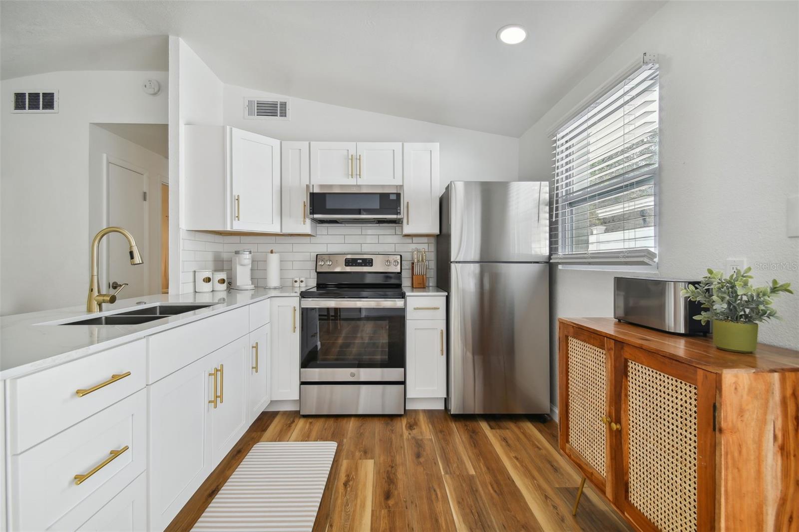 Image 20 of 42 For 1260 Hillcrest Avenue
