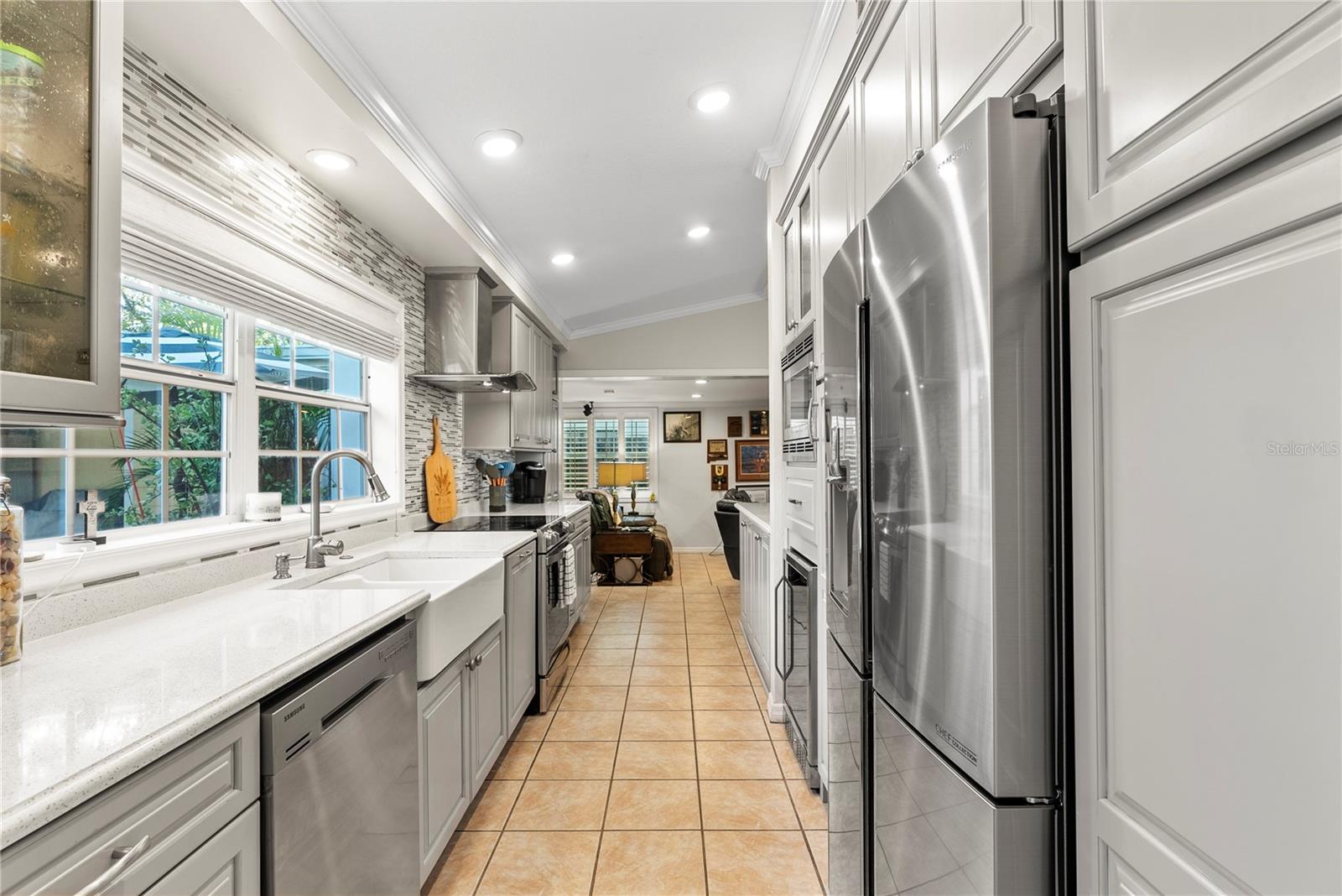 Listing photo id 8 for 510 Broxburn Avenue
