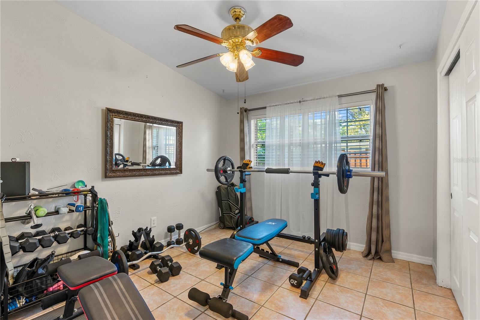 Listing photo id 21 for 510 Broxburn Avenue