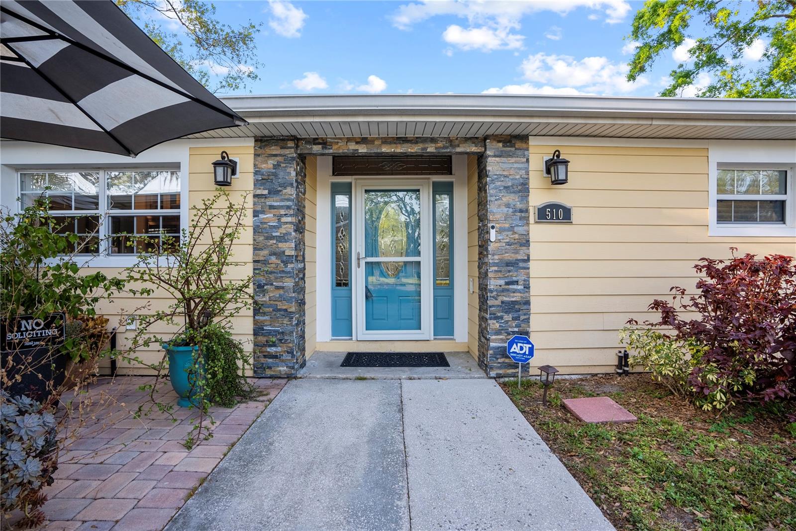 Listing photo id 1 for 510 Broxburn Avenue