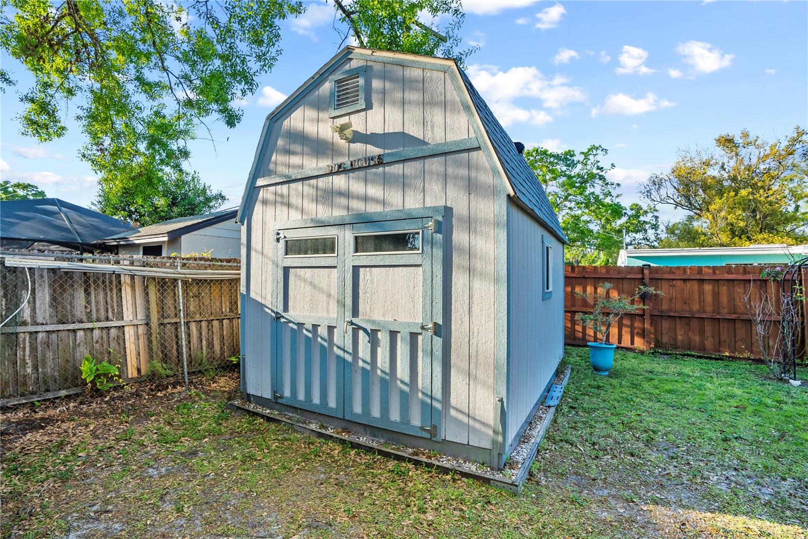 Listing photo id 29 for 510 Broxburn Avenue