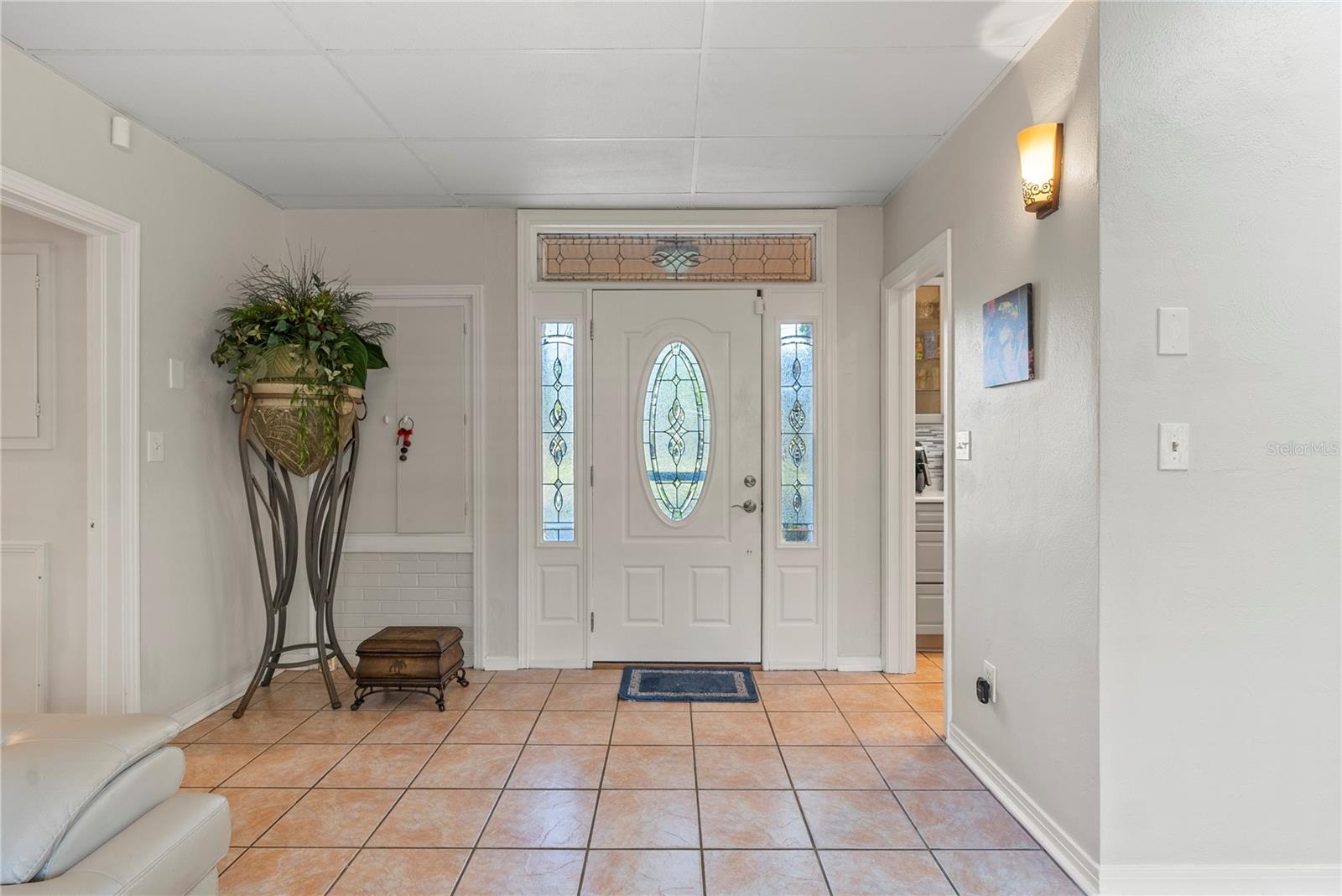 Listing photo id 2 for 510 Broxburn Avenue