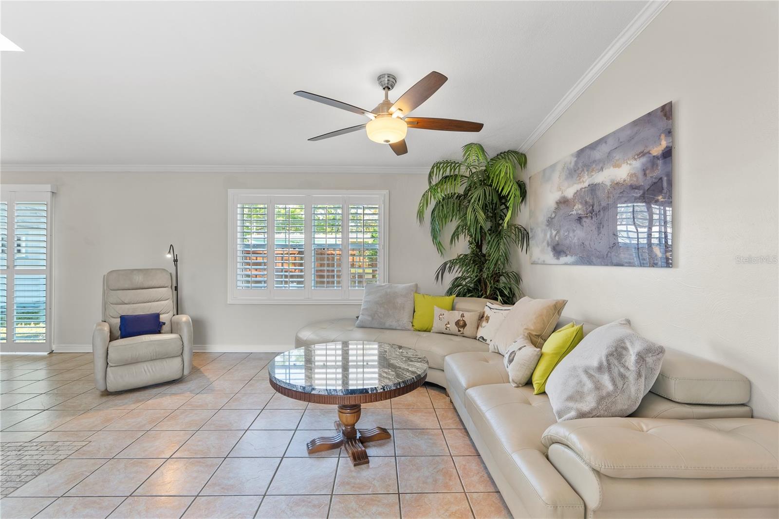 Listing photo id 3 for 510 Broxburn Avenue