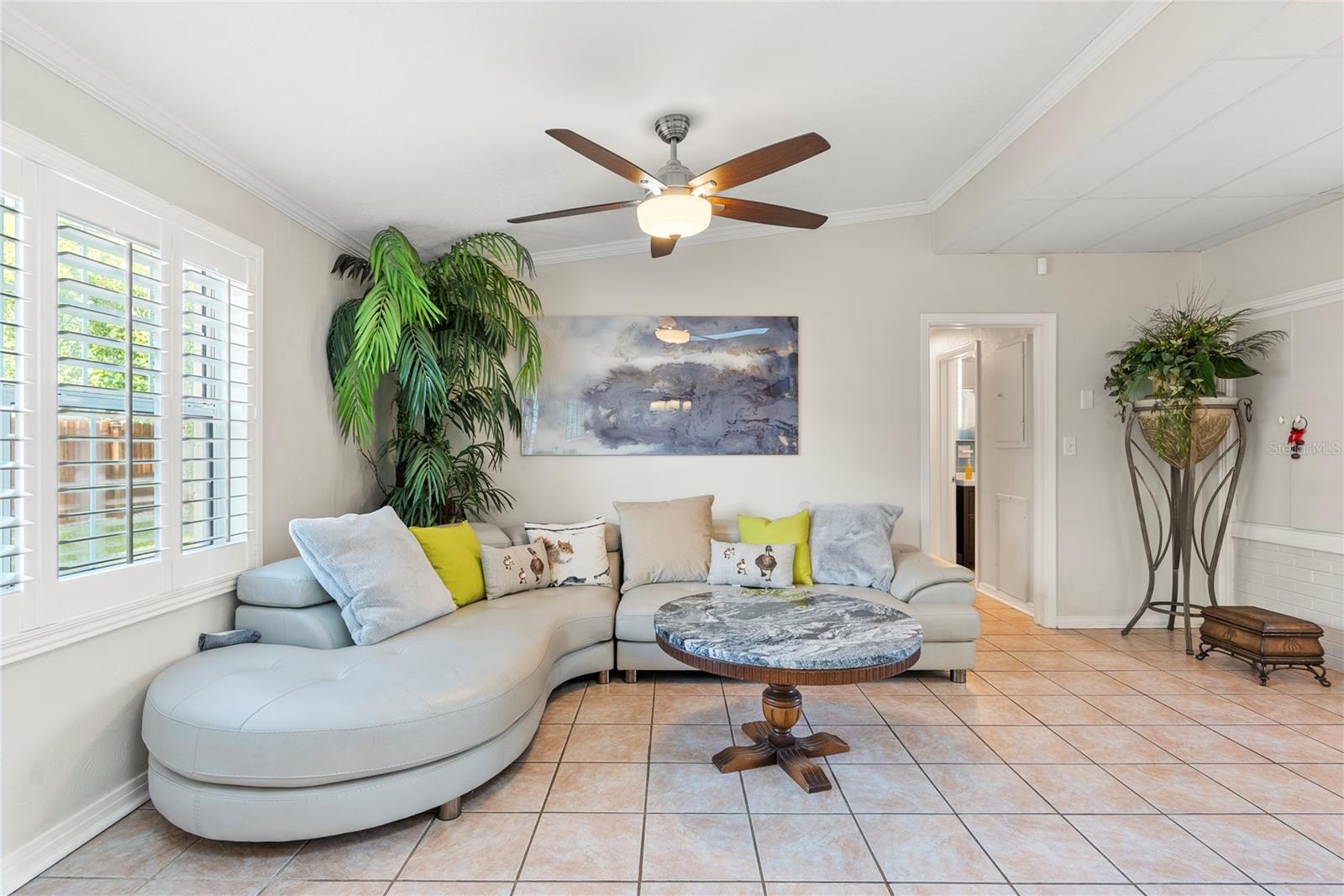 Listing photo id 4 for 510 Broxburn Avenue