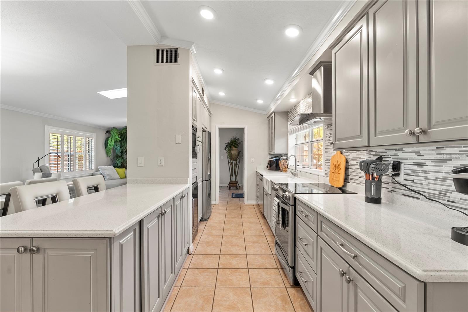 Listing photo id 6 for 510 Broxburn Avenue